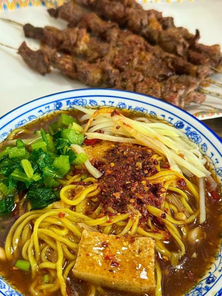 藏在新疆街头的宝藏小吃，每一口都香到骨子里！