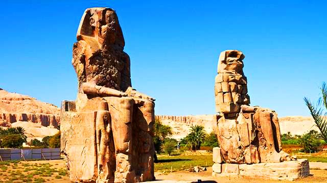 哭泣的孟农神像